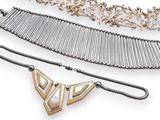trois bijoux, à savoir un peigne à cheveux, un collier et un bracelet