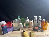 de nombreux types de produits de soins de la peau sur la table