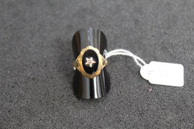 une bague noire et dorée ornée d'une étoile