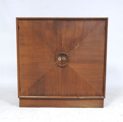 une image représentant une petite armoire en bois munie d'une porte