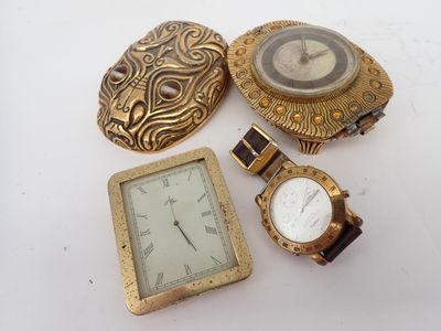 trois bijoux, dont une montre, une montre et un étui à montre