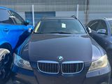 deux voitures garées devant un immeuble, avec une voiture bleue au premier plan