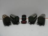 plusieurs petits trains sont alignés sur une surface blanche