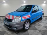 une photo d'une voiture bleue ornée d'une bande rouge et blanche