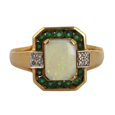 une bague en or jaune 18 carats sertie d'un oplite et d'un diamant