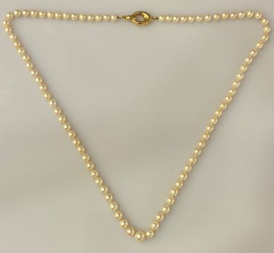 COLLIER de perles légèrement en chute, fermoir moderniste en…