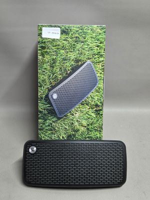une image représentant une enceinte noire posée sur une boîte