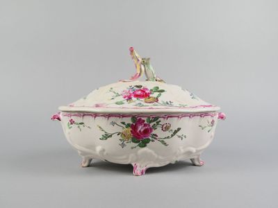 une image représentant un bol blanc et rose orné de fleurs