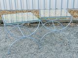 une paire de tables d'appoint en métal et en verre, avec un plateau en verre