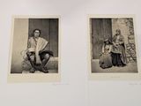 deux photographies en noir et blanc représentant un homme et une femme assis sur une chaise