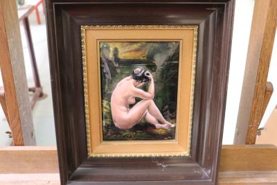 un tableau représentant une femme nue assise sur un rebord