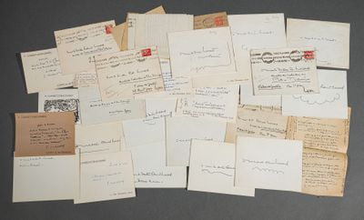de nombreuses vieilles lettres et enveloppes sur la table