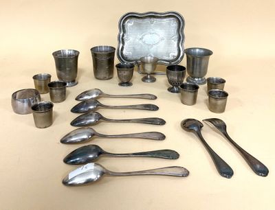 beaucoup de cuillères et de tasses en argent sur la table