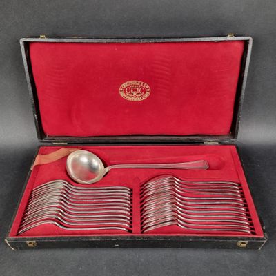 des couverts dans un étui rouge contenant une cuillère et un repose-cuillère