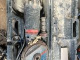 une boîte contenant une perceuse et d'autres outils