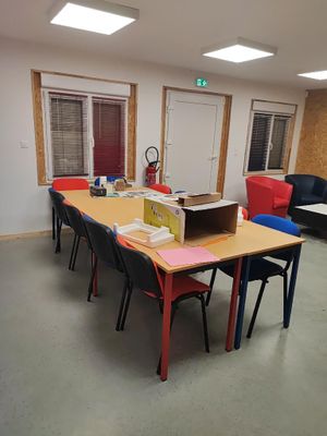 une pièce avec une table, des chaises et un canapé