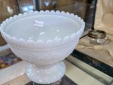 un saladier en verre posé sur une table en verre, dans une vitrine en verre