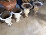 de nombreux pots posés par terre les uns à côté des autres