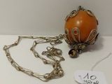 une balle orange entourée d'une chaîne, posée sur une table