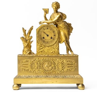 Une pendule à sujet en bronze doré à décor d'une souche et d…