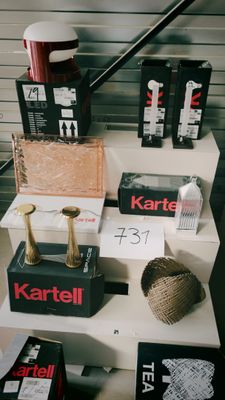 un étalage de divers articles sur une étagère dans un magasin