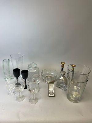 beaucoup de verres posés sur une table, avec un téléphone portable