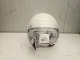 un casque blanc muni d'une étiquette, posé sur une table