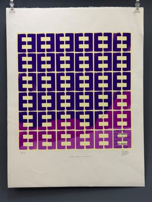 une photo d'une œuvre d'art violette et jaune accrochée à un mur
