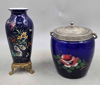 Deux vases sont posés l'un à côté de l'autre sur une surface blanche