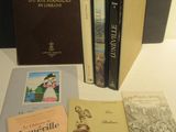 plusieurs livres sont posés sur une table les uns à côté des autres