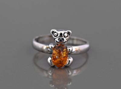 Bague d'enfant réglable en argent et ambre à motif d'ourson.