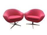 paire de fauteuils pivotants de style « mid-century modern » en velours rouge