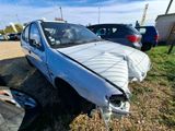 une voiture garée dans l'herbe, le capot ouvert