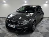 la photo d'une voiture noire garée dans un garage