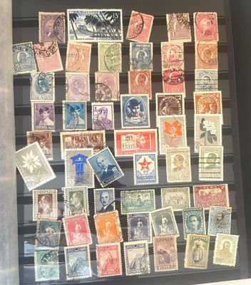 une photo d'une collection de timbres exposée dans une vitrine