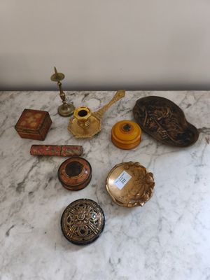 une table en marbre sur laquelle sont disposés divers objets