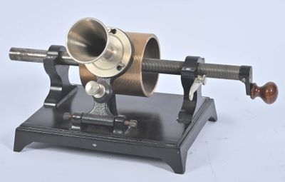 une machine à l'ancienne exposée sur une table