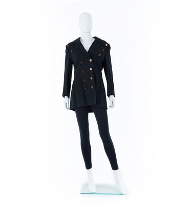 un mannequin vêtu d'un costume noir et d'un pantalon noir
