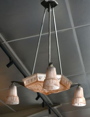 un lustre suspendu au plafond d'un restaurant