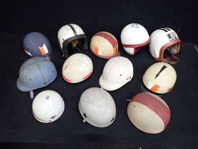 beaucoup de casques posés sur une table