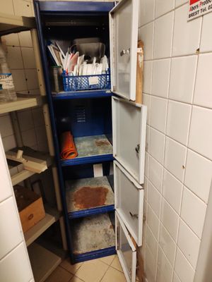 une petite armoire bleue dans un coin de la cuisine