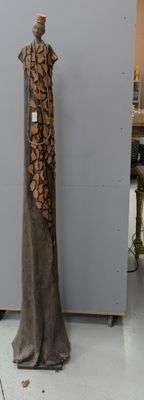un mannequin en bois exposé dans une pièce