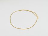 un bracelet en chaîne d'or avec un fermoir en or sur fond blanc