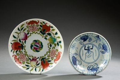 deux assiettes à motifs posées sur une table