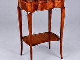 une petite table en bois surmontée d'une étagère