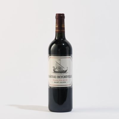 une bouteille de vin posée sur une table