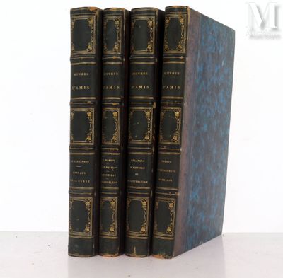 un ensemble de trois livres superposés