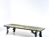 une table au plateau en marbre dans une pièce blanche