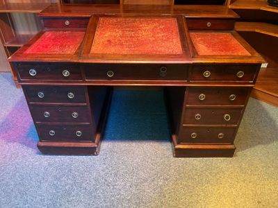 Bureau d’écriture gainé de style anglais .