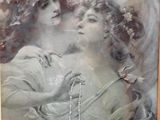 une vieille photo représentant deux femmes vêtues d'une robe blanche et portant un collier de perles